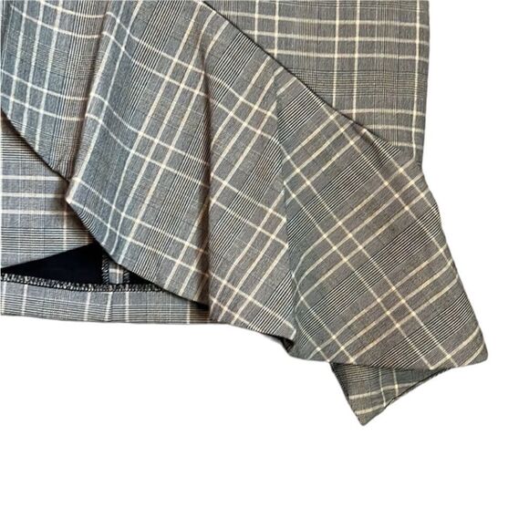 3 for $30! H&M patterned mini skirt with ruffle detail. - Picture 2 of 7